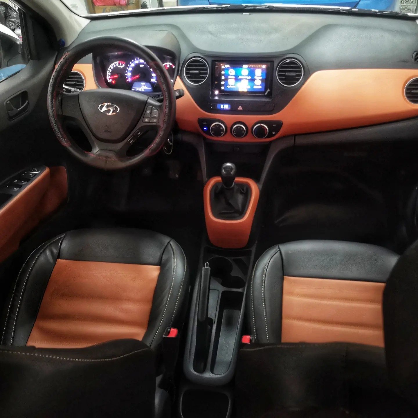 Hyundai Grand i10 4 Hyundai Grand i10 blanche à louer en location de voiture Setif