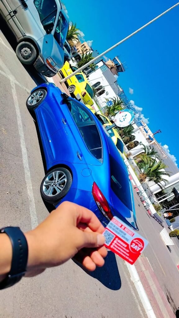 Remise clés Hyundai Elantra bleue à un client – 2AY Location Voitures Sétif Algérie