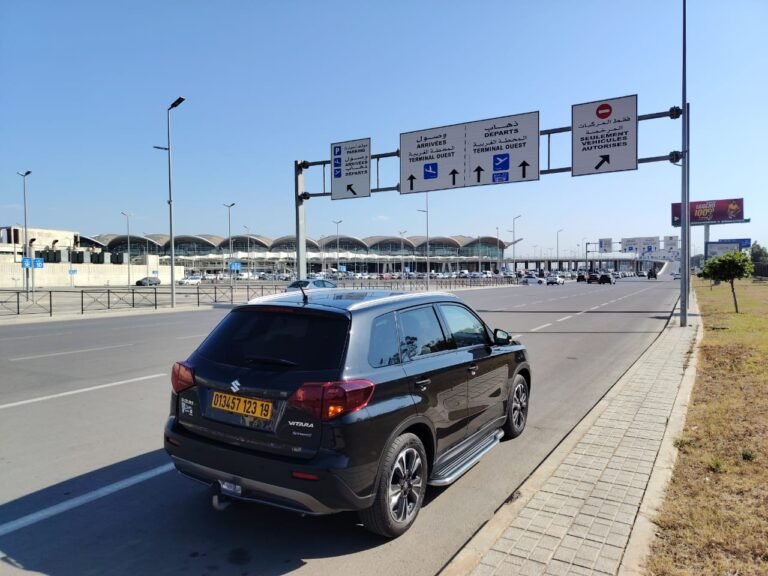 Suzuki Vitara noir — Route aéroport Terminal Ouest Suzuki Vitara noir sur route aéroport Terminal Ouest – 2AY Sétif Location Voiture
