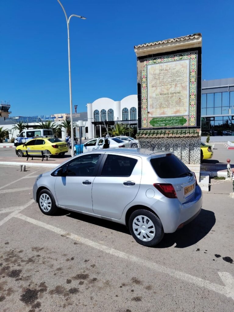 Toyota Yaris argent à l'aéroport de Sétif 8 Mai 1945 – Location voiture Sétif 2AY