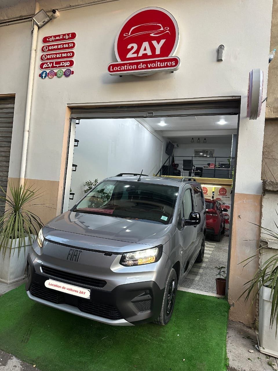 Fiat Doblò Panorama 2025 vue arrière devant l'agence 2AY Location de Voitures Sétif