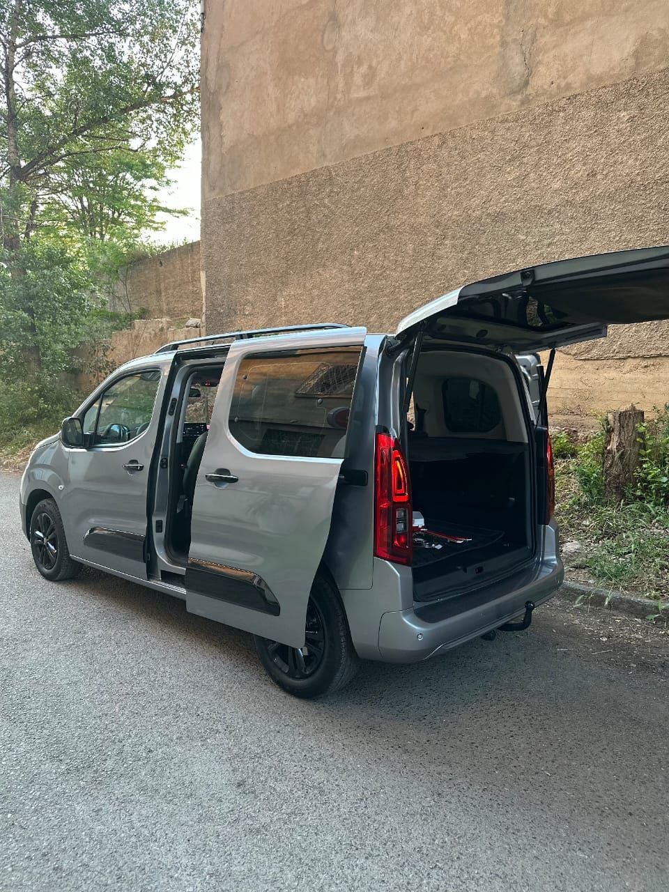 Fiat Doblò Panorama 2025 coffre et portes ouvertes – spacieux idéal famille et bagages – location voiture Sétif 2AY